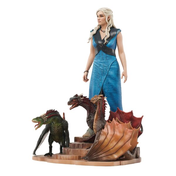 Diamond presenta la estatua de Daenerys Targaryen. Mide 24 cm y está basada en el personaje de la serie "Game of Thrones". Se muestra a Daenerys rodeada por sus tres dragones. La estatua está hecha de PVC, diseñada por Nelson X. Asencio y esculpida por Alejandro Pereira Ezcurra. Viene en una caja con ventana.