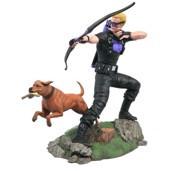 Diamond vuelve a presentar el diorama de Hawkeye with pizza dog. Está basado en el personaje de los cómics de Marvel y mide 23 cm. Está hecho en PVC, diseñado por Caesar y esculpido por Mat Brouillard. Viene en una caja con ventana.