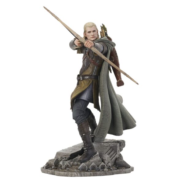 Diamond presenta el diorama de Legolas. Está basado en su aparición en la saga "The Lord of the Rings" y mide 25,5 cm. Está hecha en PVC, diseñado por Barry Bradfield y esculpido por Jorge Santos Souza. Viene en una caja con ventana.