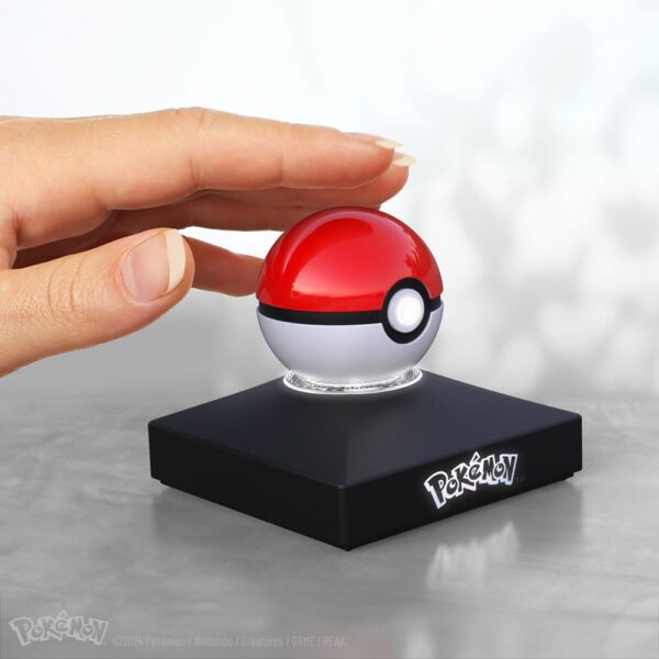 Réplicas: otras escalas Pokémon Fans de Pokémon de todas las edades disfrutarán con la réplica exacta de Malla Ball. Diámetro de la Malla Ball aprox. 8 cm, tamaño de la caja aprox. 9 x 10 x 10 cm. Con función de luz LED, pilas incluidas.