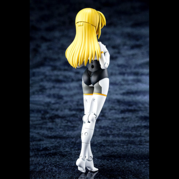 Kit de Modelismo Busou Shinki Kotobukiya nos presenta el modelo del anime "Busou Shinki", tamaño aprox, 20 cm. Usando la tecnología de ensamblaje Snap-Fit no tendrás problemas a la hora de montarlo. No requiere pintado.