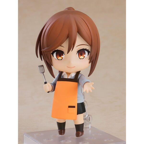 Good Smile Company vuelve a presentar, dentro de la colección Nendoroid, la figura de Kyoko Hori. Está basada en el personaje del anime "Horimiya" y mide 10 cm. Incluye placas faciales (cara estándar, boquiabierta y sonrojada) y accesorios (pelo intercambiable, coleta, espátula, bol de estofado). También dispone de una parte de mano para mostrarla cogida de la mano con Izumi Miyamura (se vende por separado).