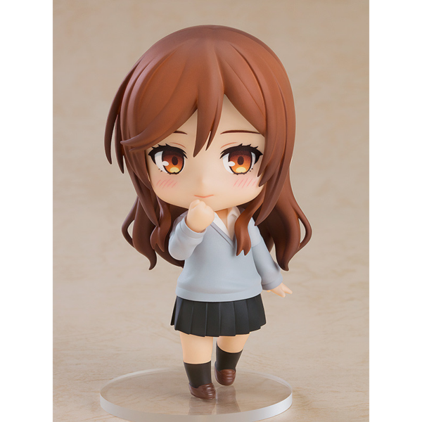 Good Smile Company vuelve a presentar, dentro de la colección Nendoroid, la figura de Kyoko Hori. Está basada en el personaje del anime "Horimiya" y mide 10 cm. Incluye placas faciales (cara estándar, boquiabierta y sonrojada) y accesorios (pelo intercambiable, coleta, espátula, bol de estofado). También dispone de una parte de mano para mostrarla cogida de la mano con Izumi Miyamura (se vende por separado).