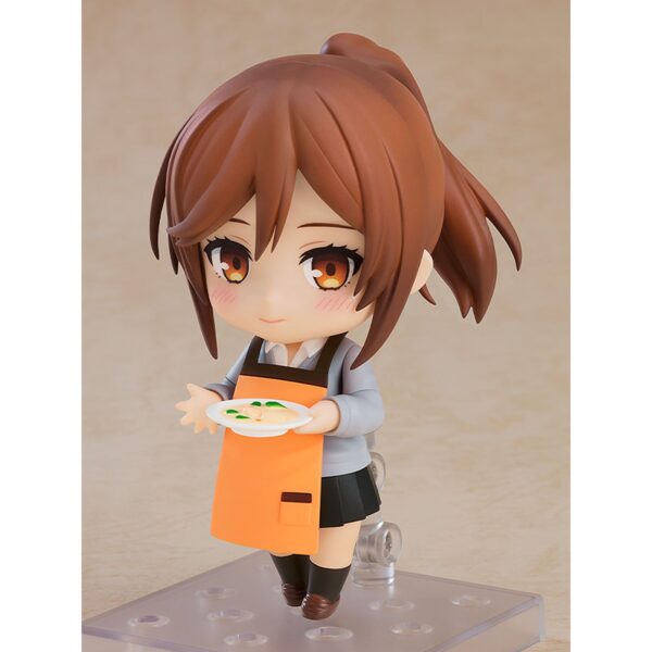 Good Smile Company vuelve a presentar, dentro de la colección Nendoroid, la figura de Kyoko Hori. Está basada en el personaje del anime "Horimiya" y mide 10 cm. Incluye placas faciales (cara estándar, boquiabierta y sonrojada) y accesorios (pelo intercambiable, coleta, espátula, bol de estofado). También dispone de una parte de mano para mostrarla cogida de la mano con Izumi Miyamura (se vende por separado).