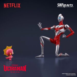 Tamashii Nations presenta, dentro de la colección S.H. Figuarts, las dos figuras de Ultraman & Emi. Están basadas en la serie de Netflix "Ultraman: Rising" y miden 16 y 3 cm respectivamente. Contiene 4x pares de manos para Ultraman, 1x temporizador de color intercambiable en rojo y 2x partes de ojos opcionales.